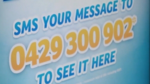 SMS na ekranie w pasażu handlowym